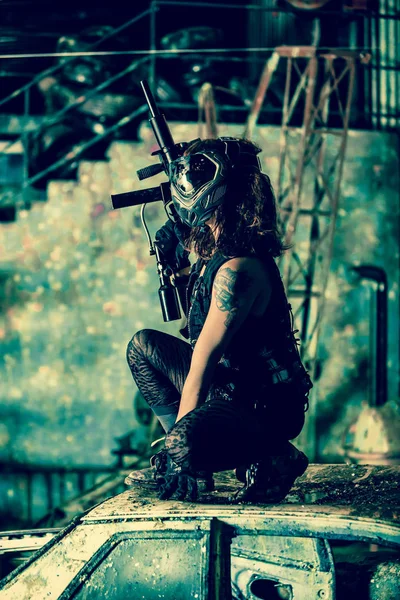 Post Apocalyptic Woman Paintball Player — Stock Photo, Image