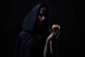 Portrét čarodějky držící v ruce jablko