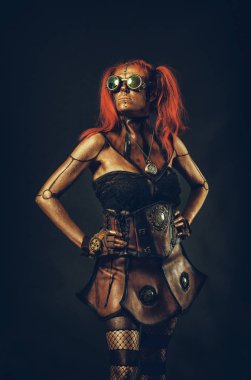 Kadın steampunk robot, kızıl saçlı.