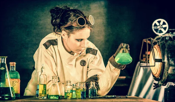 Vista Uma Mulher Química Steampunk — Fotografia de Stock