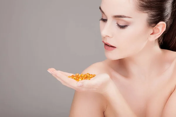 Portrait Une Jeune Femme Regardant Des Capsules Éléments Oligo Dans — Photo