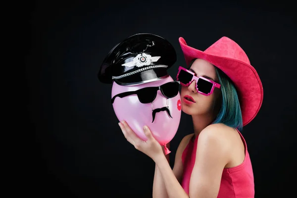 Młoda Kowbojka Całuje Się Balonem Okularami Czapką Wąsami — Zdjęcie stockowe