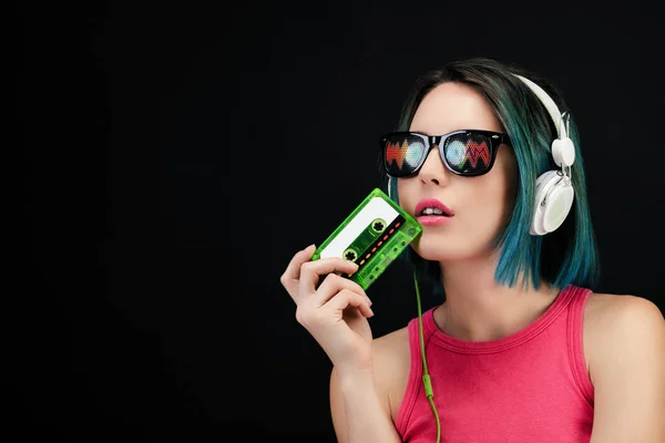 Retrato Uma Jovem Que Apresenta Uma Cassete Áudio Mão — Fotografia de Stock