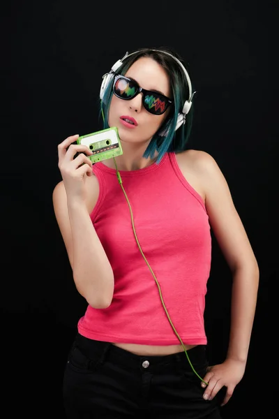 Portret Młodej Kobiety Kasetą Audio Ręku — Zdjęcie stockowe