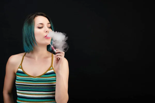 Jonge Vrouw Vape Een Elektronische Sigaret — Stockfoto