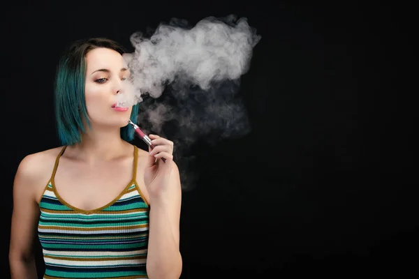 Νεαρή Γυναίκα Βράζει Ένα Ηλεκτρονικό Τσιγάρο — Φωτογραφία Αρχείου
