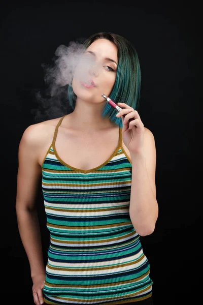 Jonge Vrouw Vape Een Elektronische Sigaret — Stockfoto