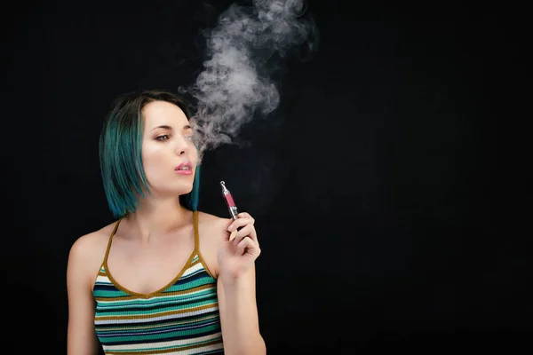 Jonge Vrouw Vape Een Elektronische Sigaret — Stockfoto