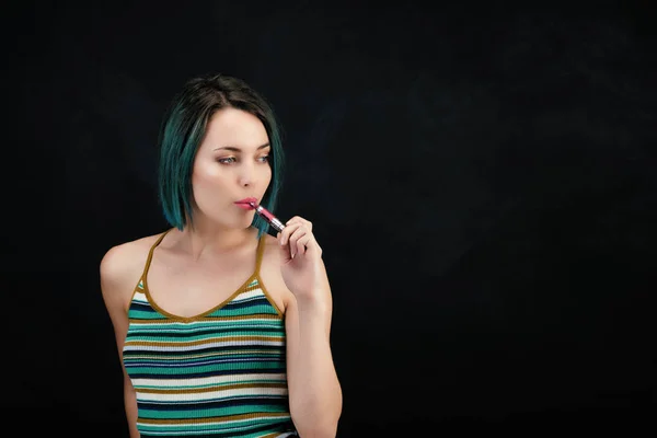 Jonge Vrouw Vape Een Elektronische Sigaret — Stockfoto