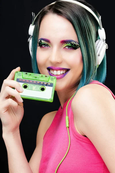 Porträt Einer Jungen Frau Die Eine Audiokassette Der Hand Hält — Stockfoto