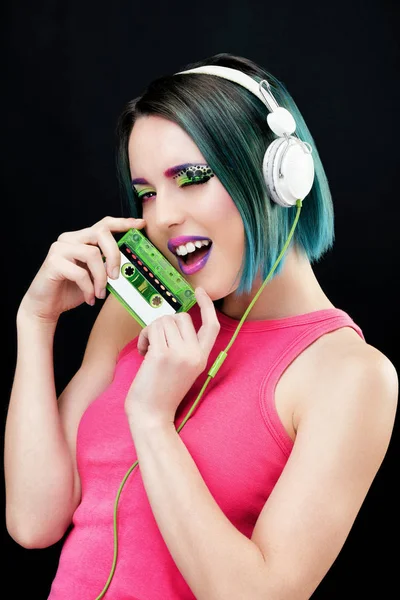 Porträt Einer Jungen Frau Die Eine Audiokassette Der Hand Hält — Stockfoto