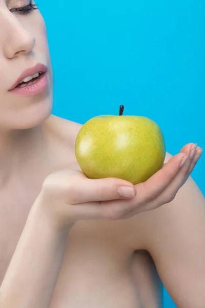 Retrato Uma Jovem Segurando Uma Maçã Mão — Fotografia de Stock