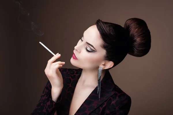 Retrato Uma Jovem Perfil Fumando Cigarro — Fotografia de Stock