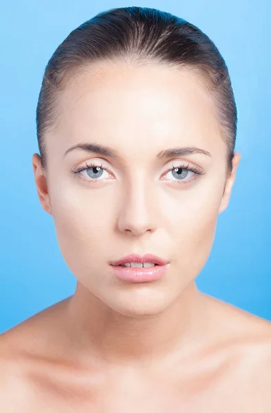 Retrato Uma Jovem Mulher Olhando Para Lente — Fotografia de Stock