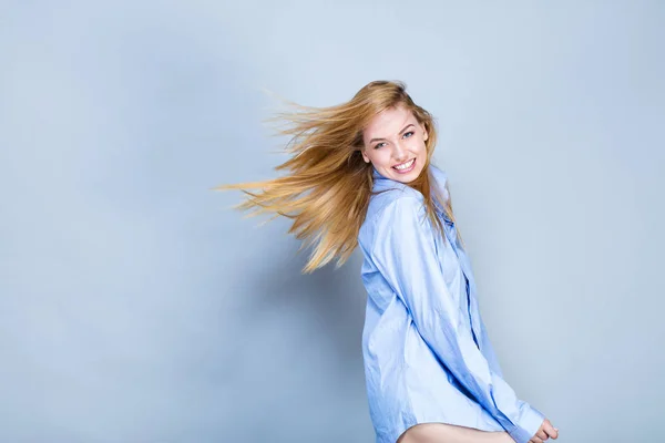 Jovem Sorrindo Camisa Cabelo Vento Olhando Para Lente — Fotografia de Stock