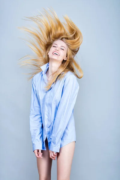 Junge Frau Lächelnd Hemd Die Haare Wind Die Linse Blickend — Stockfoto