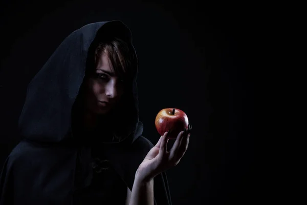 Retrato Una Bruja Sosteniendo Una Manzana Mano —  Fotos de Stock