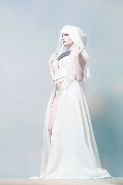Νύμφη Στέκεται Ένα Λευκό Φόρεμα — Φωτογραφία Αρχείου