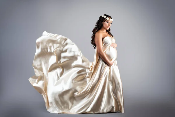 Mujer Embarazada Vestido Satén Beige — Foto de Stock