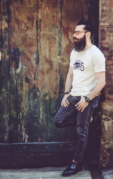 Retrato Jovem Hipster Frente Uma Porta Madeira — Fotografia de Stock