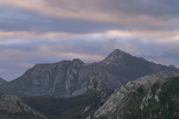 Blick auf den Picos de Europa Nationalpark mit schönen Farben in den Wolken während des Sonnenaufgangs. — Stockfoto