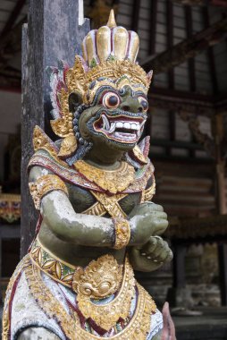 Balili heykel yeşil ve altın.