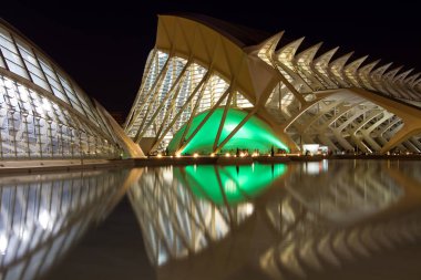 Şehirde gece yansımaları.