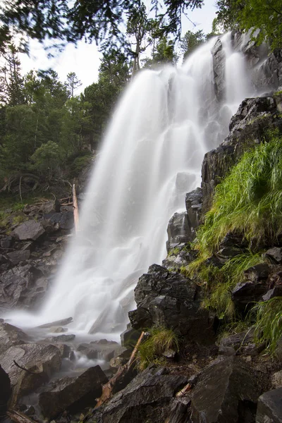 Cascata di Ratera nei Pirenei Catalani . — Foto Stock