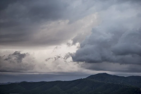 Gewitterwolken über den Bergen. — Stockfoto