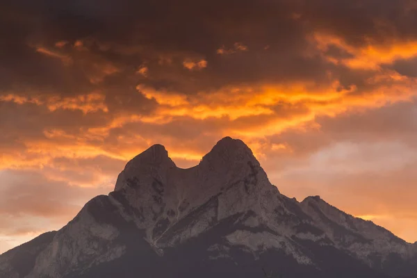 Pedraforca dağının tepesinde gökyüzünde ateş. — Stok fotoğraf