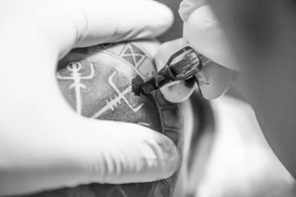 Svart och vit tatuering session. — Stockfoto
