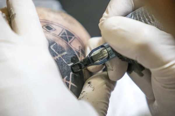 Sesión de tatuaje en el hombro . — Foto de Stock