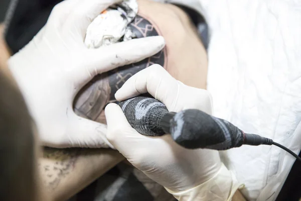 Изображение процесса татуировки . — стоковое фото