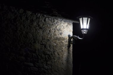 Lamppost geceleri eski bir evin taş duvarında parlıyordu..