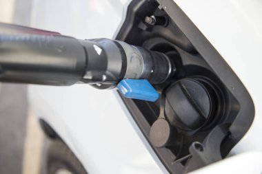 CNG, çevre dostu araba deposunu sıkıştırılmış doğalgazla dolduruyor. Temiz yakıt konsepti, yenilenebilir enerji.