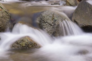 Kayaların arasından geçen bir dağ nehrinin detayları. Su kavramı.