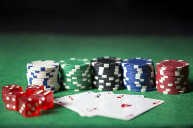 Çipler, kartlar ve zarlar masada poker oynamak için..