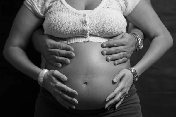 Grávida Com Mãos Barriga Com Pai Foto Preto Branco Horizontal — Fotografia de Stock