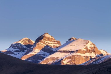 Ordesa Ulusal Parkı 'ndaki Monte Perdido, Soum de Ramond ve Punta de las Olas tepelerinin manzarası.