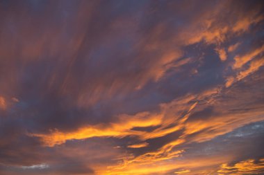 Gün batımında turuncu ve mavi bulutlar.