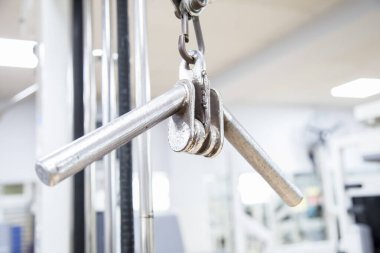Krom kasnağın kapalı tutuşu spor salonundaki trisepslerde çalışmak için..