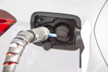 Yakıt ikmali yapılan ekolojik araç sıkıştırılmış doğalgaz (CNG), benzin deposu kapağının yanında hortumla birlikte..