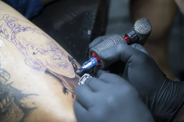 Detalle Máquina Tatuaje Durante Trabajo Pierna Del Cliente Concepto Tatuaje — Foto de Stock