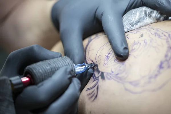 Tatuagem Processo Máquina Tatuagem Com Suas Agulhas Picando Tinta Pele — Fotografia de Stock