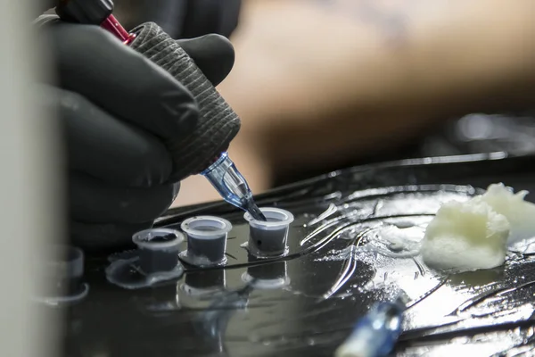Recarga Tinta Máquina Tatuagem Durante Uma Sessão — Fotografia de Stock