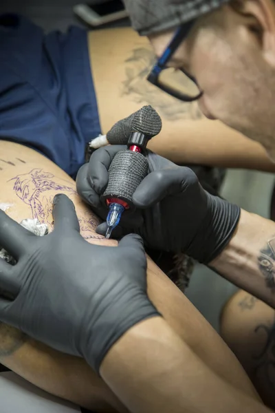 Tatuagem Trabalhar Perna Cliente Tatuagem Com Luvas Pretas Óculos Conceito — Fotografia de Stock