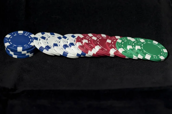 Casino Azul Branco Vermelho Verde Fichas Poker Com Fundo Preto — Fotografia de Stock