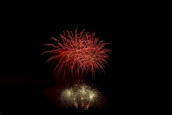 Κόκκινα Και Κίτρινα Πυροτεχνήματα Γιορτάζουν Νέο Έτος — Φωτογραφία Αρχείου