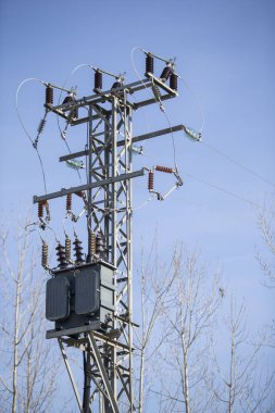 Elektrik dağıtım devresinin yüksek voltaj kulesi. Elektrik, temiz enerji. Enerji kavramı.