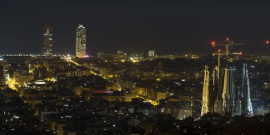 Barselona 'nın gece manzarası aydınlandı. Panoramik.